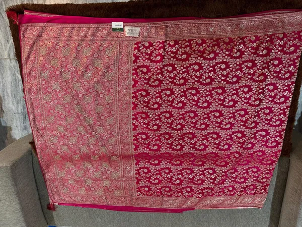 Pink_Woven_Floral_Saree_for_Women
