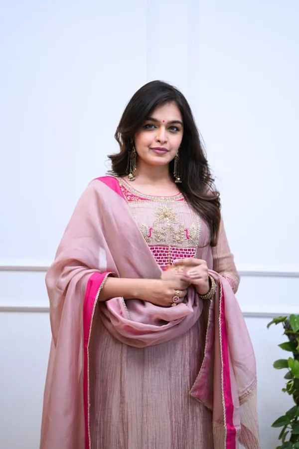 Women_Dusty_Pink_Yoke-Embroidered_Chanderi_Silk_Kurta_with_Trousers_&_Dupatta_Set