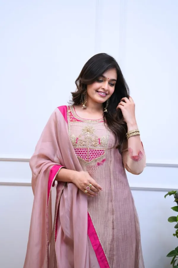 Women_Dusty_Pink_Yoke-Embroidered_Chanderi_Silk_Kurta_with_Trousers_&_Dupatta_Set