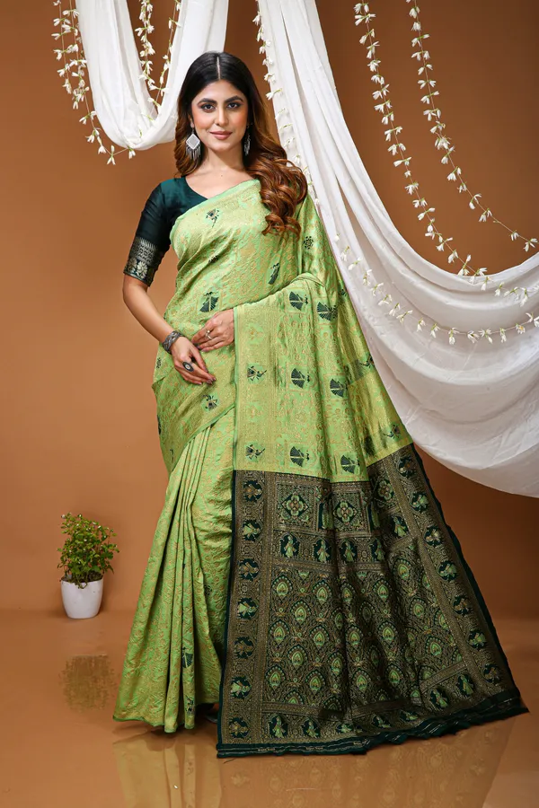 FLUIT_LESVETEMENTS_Woven_Banarasi_Pure_Silk_Saree_with_Unstitched_Blouse_(Green)