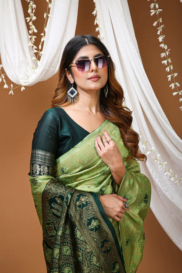 FLUIT_LESVETEMENTS_Woven_Banarasi_Pure_Silk_Saree_with_Unstitched_Blouse_(Green)