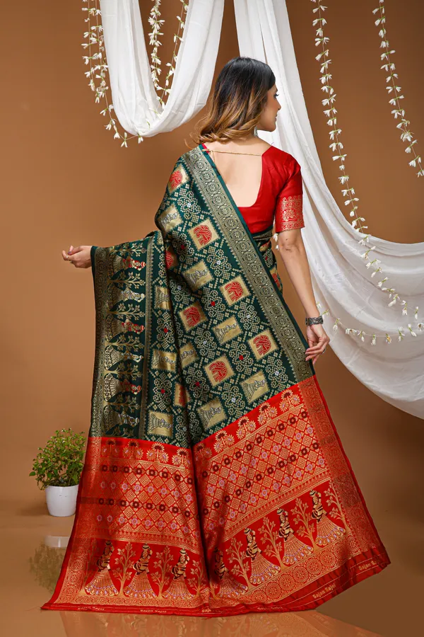 FLUIT_LESVETEMENTS_Color_Block_Banarasi_Pure_Silk_Saree_with_Unstitched_Blouse_(Dark_Green)