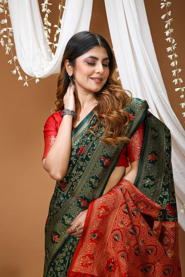 FLUIT_LESVETEMENTS_Woven_Banarasi_Pure_Silk_Saree_with_Unstitched_Blouse_(Dark_Green)