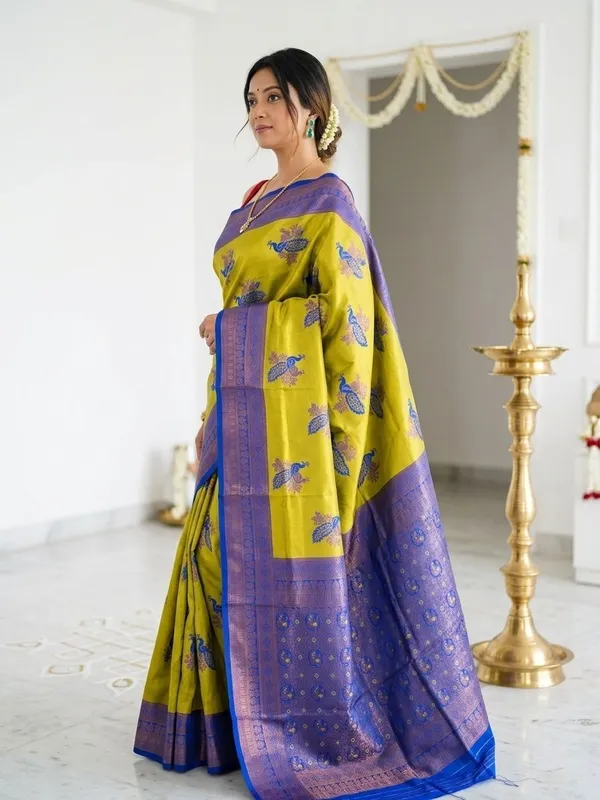 FLUIT_LESVETEMENTS_Animal_Print_Banarasi_Pure_Silk_Saree_with_Unstitched_Blouse_(Dark_Green)