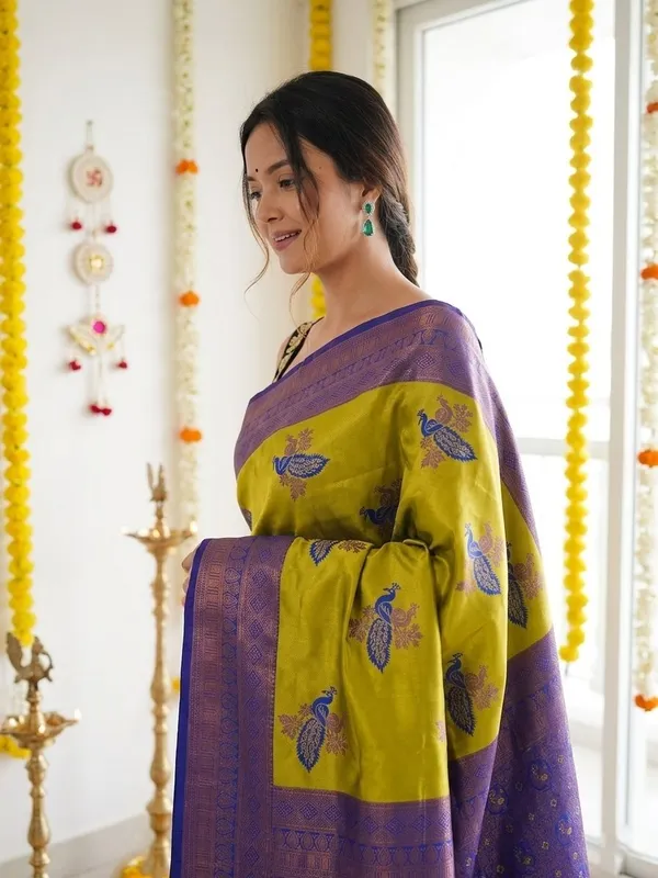 FLUIT_LESVETEMENTS_Animal_Print_Banarasi_Pure_Silk_Saree_with_Unstitched_Blouse_(Dark_Green)