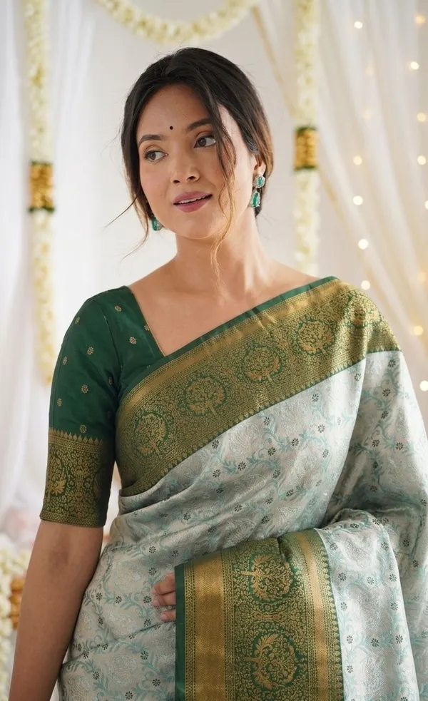 FLUIT_LESVETEMENTS_Woven_Banarasi_Pure_Silk_Saree_with_Unstitched_Blouse_(Green)