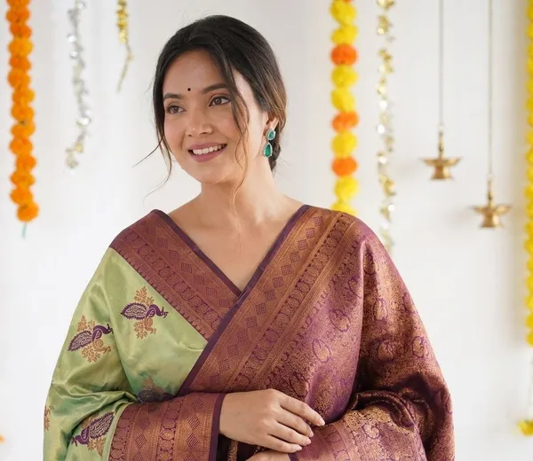 FLUIT_LESVETEMENTS_Animal_Print_Banarasi_Pure_Silk_Saree_with_Unstitched_Blouse_(Light_Green)