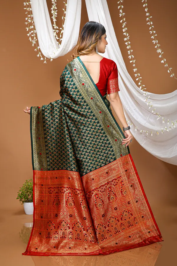 FLUIT_LESVETEMENTS_Woven_Kanjivaram_Jacquard_Saree_with_Unstitched_Blouse_(Dark_Green)