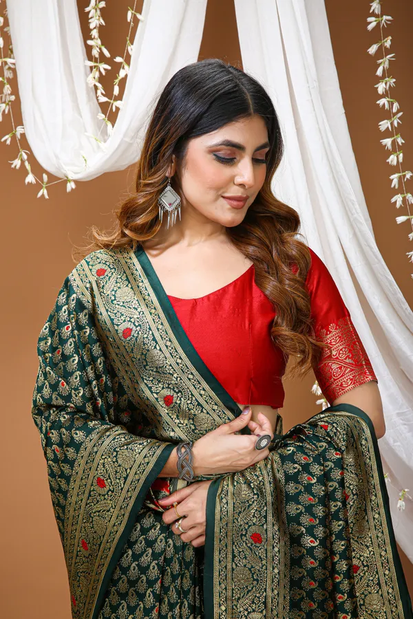 FLUIT_LESVETEMENTS_Woven_Kanjivaram_Jacquard_Saree_with_Unstitched_Blouse_(Dark_Green)