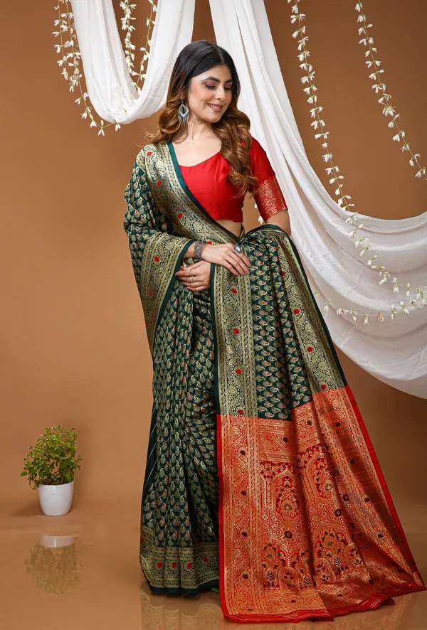 FLUIT_LESVETEMENTS_Woven_Kanjivaram_Jacquard_Saree_with_Unstitched_Blouse_(Dark_Green)