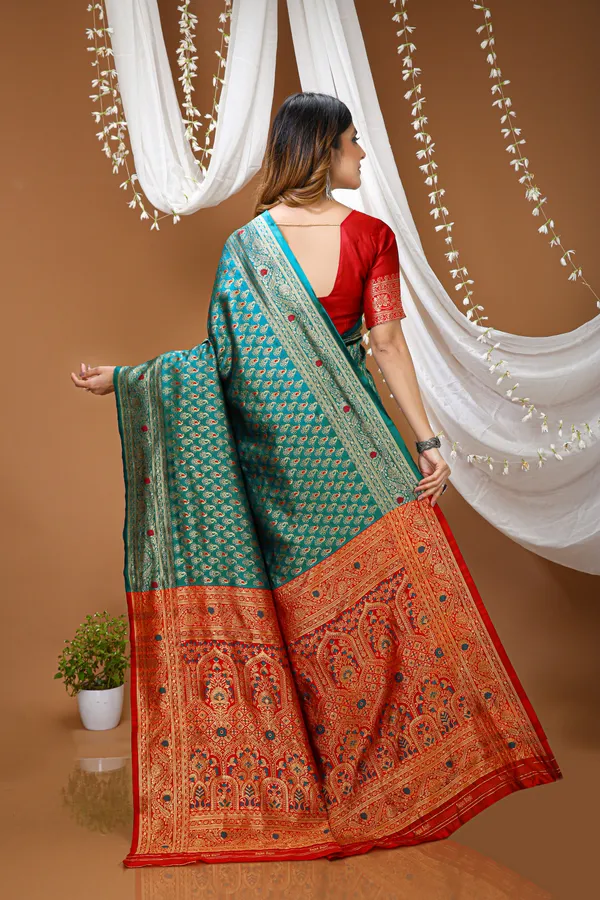 FLUIT_LESVETEMENTS_Woven_Kanjivaram_Jacquard_Saree_with_Unstitched_Blouse_(Green)