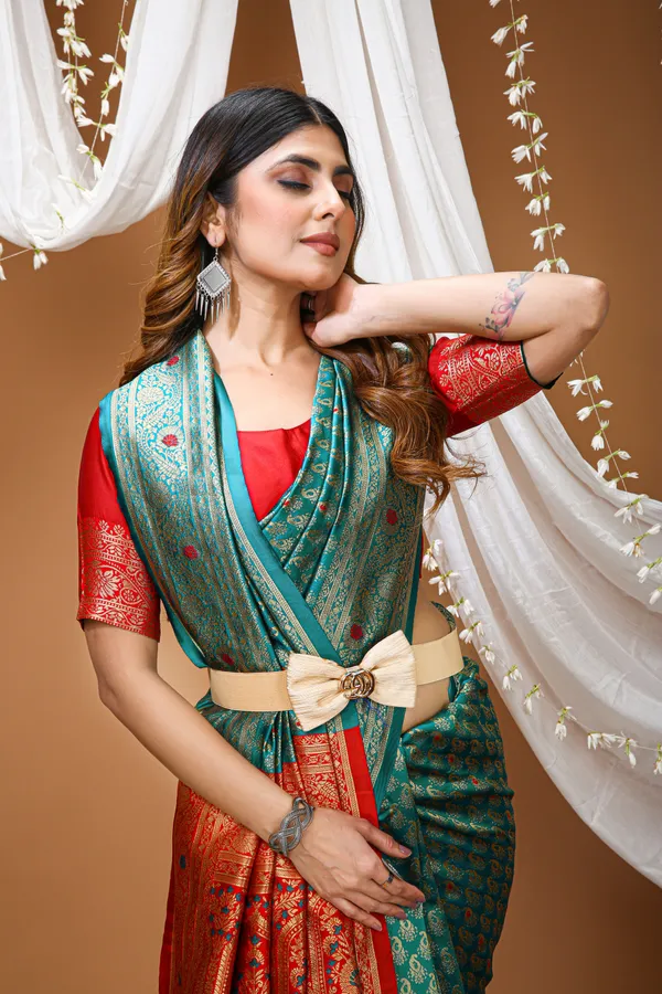 FLUIT_LESVETEMENTS_Woven_Kanjivaram_Jacquard_Saree_with_Unstitched_Blouse_(Green)