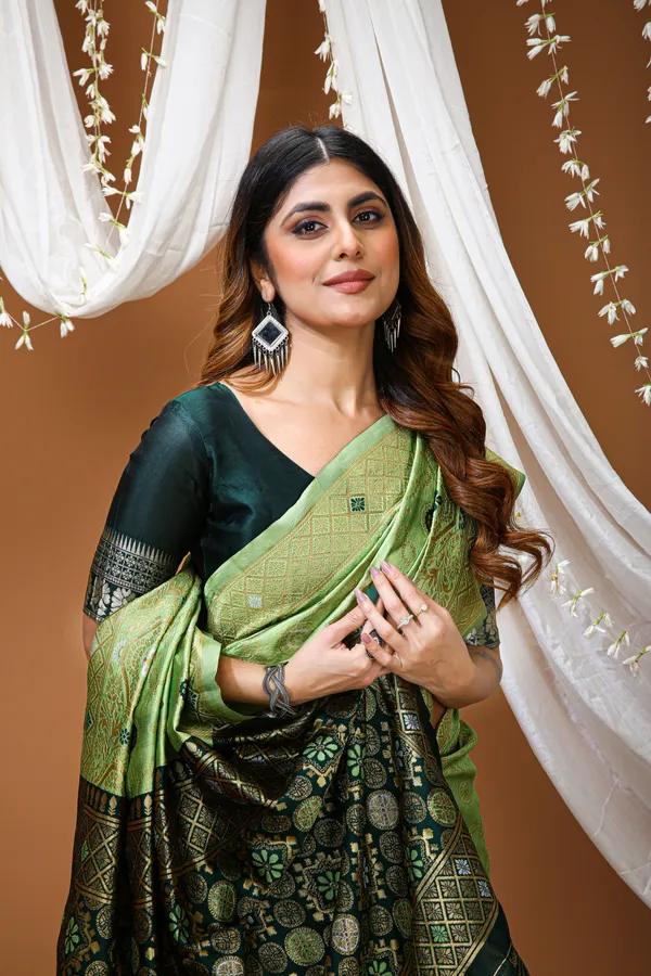 FLUIT_LESVETEMENTS_Self_Design_Kanjivaram_Jacquard_Saree_with_Unstitched_Blouse_(Light_Green)