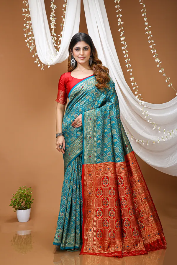 FLUIT_LESVETEMENTS_Woven_Kanjivaram_Jacquard_Saree_with_Unstitched_Blouse_(Green)