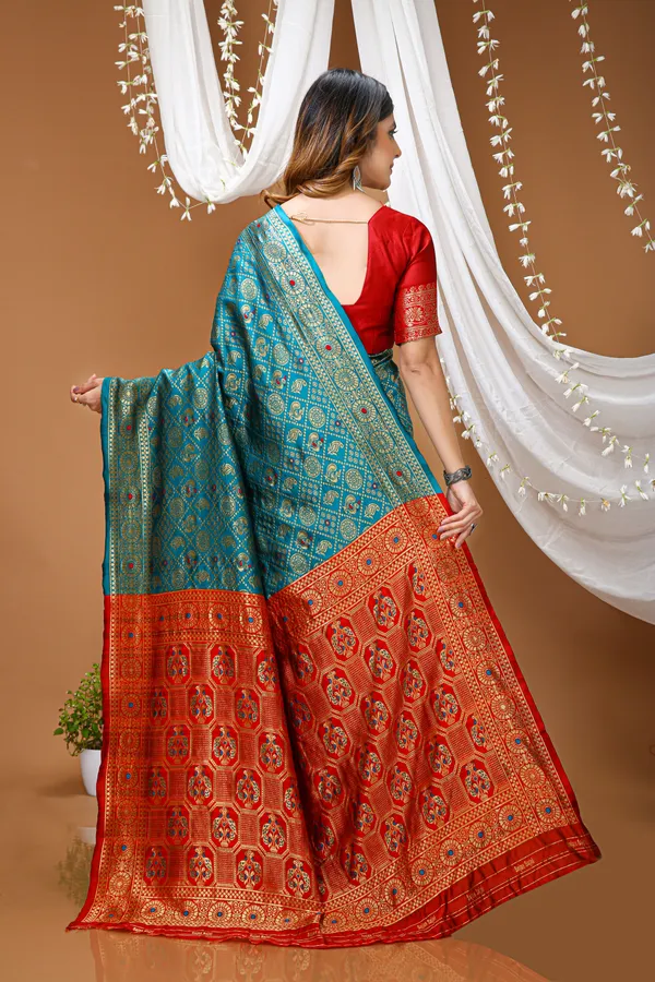 FLUIT_LESVETEMENTS_Woven_Kanjivaram_Jacquard_Saree_with_Unstitched_Blouse_(Green)
