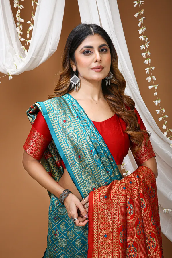 FLUIT_LESVETEMENTS_Woven_Kanjivaram_Jacquard_Saree_with_Unstitched_Blouse_(Green)