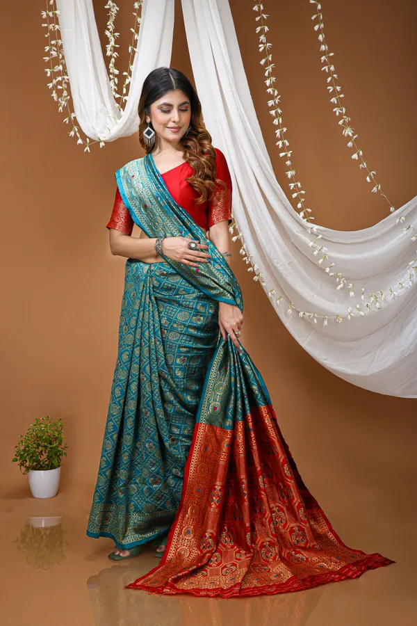 FLUIT_LESVETEMENTS_Woven_Kanjivaram_Jacquard_Saree_with_Unstitched_Blouse_(Green)
