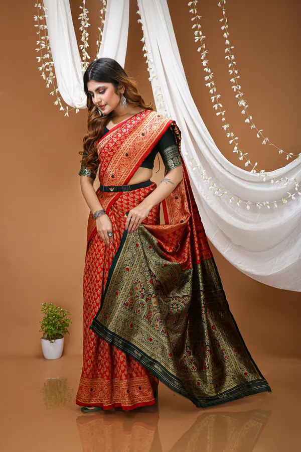 FLUIT_LESVETEMENTS_Woven_Kanjivaram_Jacquard_Saree_with_Unstitched_Blouse_(Red)