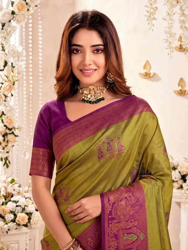 FLUIT_LESVETEMENTS_Woven_Banarasi_Pure_Silk_Saree_with_Unstitched_Blouse_(Dark_Green)