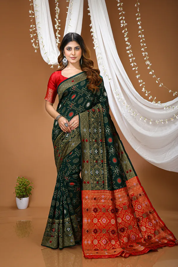 FLUIT_LESVETEMENTS_Self_Design_Kanjivaram_Jacquard_Saree_with_Unstitched_Blouse_(Dark_Green)
