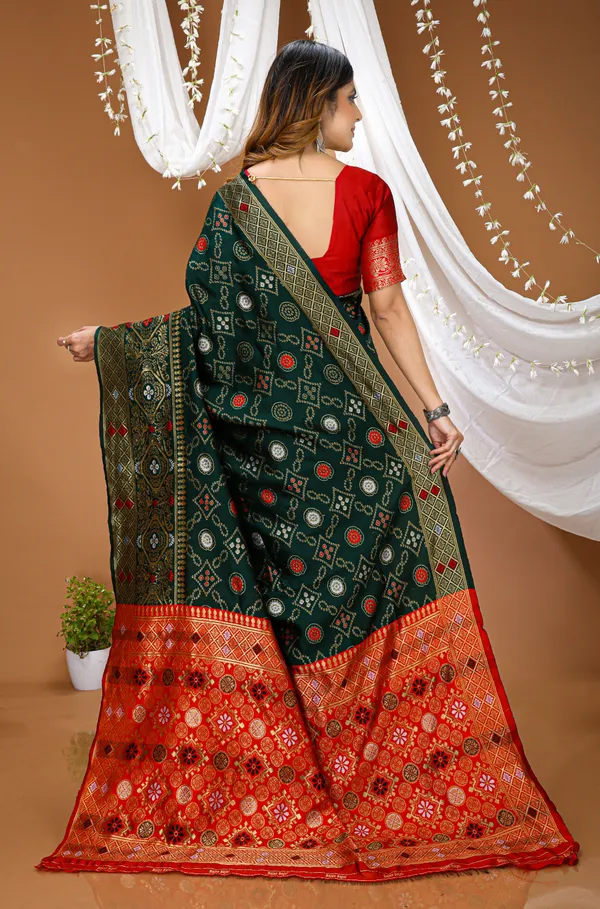 FLUIT_LESVETEMENTS_Self_Design_Kanjivaram_Jacquard_Saree_with_Unstitched_Blouse_(Dark_Green)
