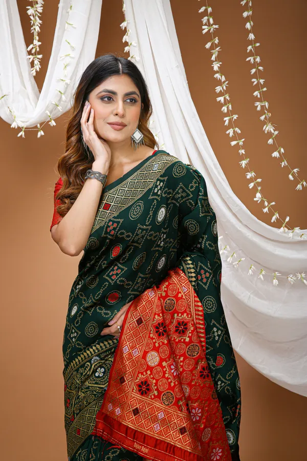 FLUIT_LESVETEMENTS_Self_Design_Kanjivaram_Jacquard_Saree_with_Unstitched_Blouse_(Dark_Green)