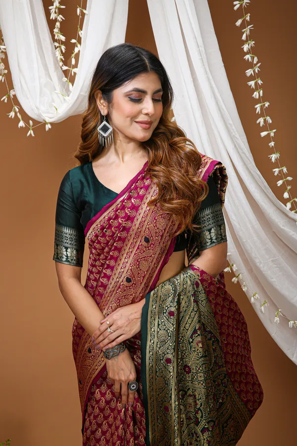 FLUIT_LESVETEMENTS_Woven_Kanjivaram_Jacquard_Saree_with_Unstitched_Blouse_(Magenta)