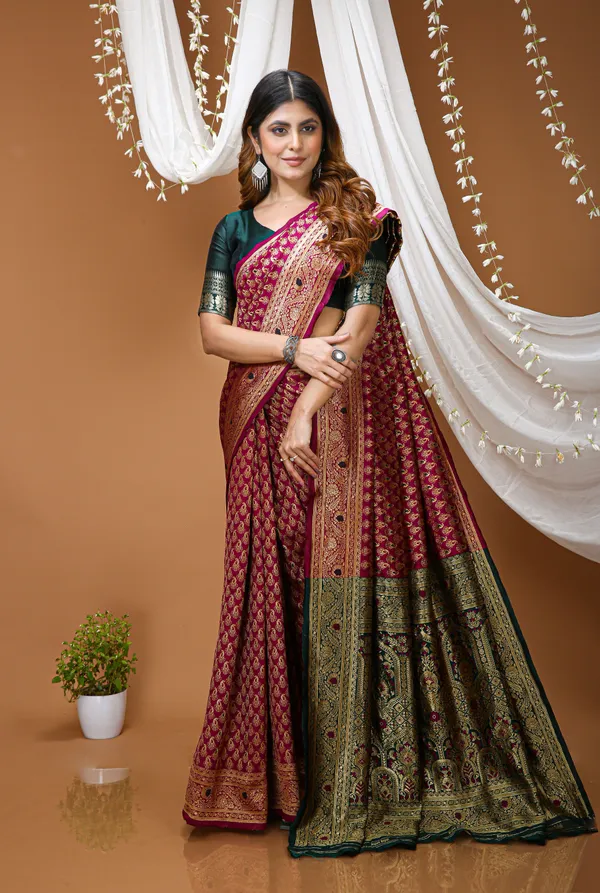 FLUIT_LESVETEMENTS_Woven_Kanjivaram_Jacquard_Saree_with_Unstitched_Blouse_(Magenta)