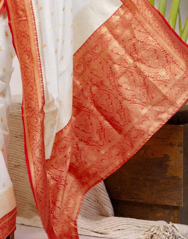 FLUIT_LESVETEMENTS_Paisley_Kanjivaram_Jacquard_Saree_with_Unstitched_Blouse_(White)
