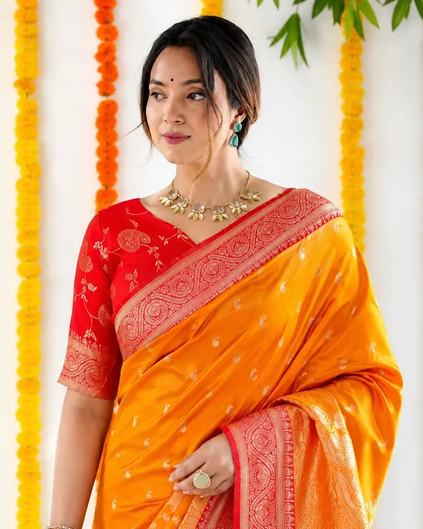 FLUIT_LESVETEMENTS_Paisley_Kanjivaram_Jacquard_Saree_with_Unstitched_Blouse_(Yellow)