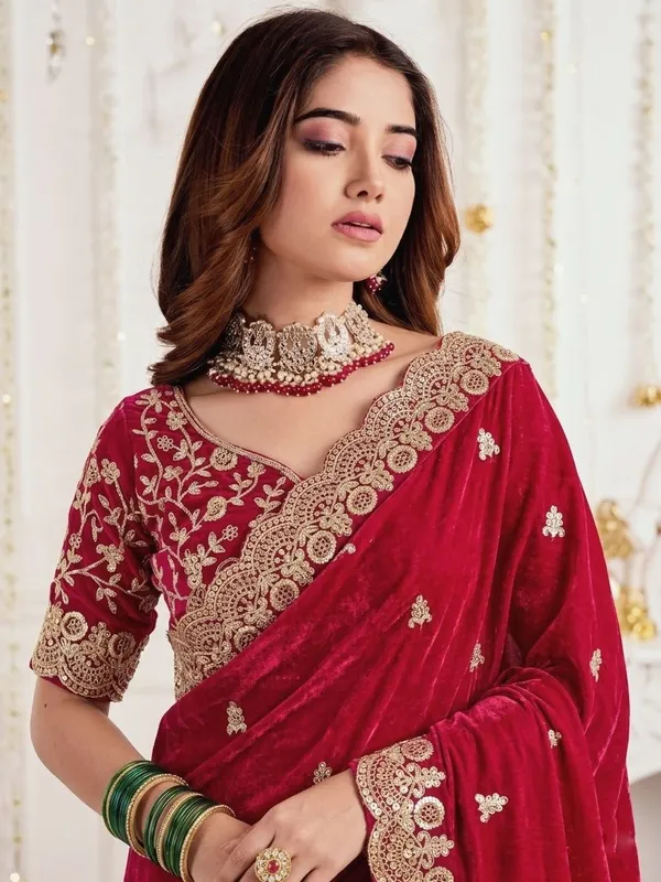 FLUIT_LESVETEMENTS_Embroidered_Bollywood_Satin_Saree_with_Unstitched_Blouse_(Red)