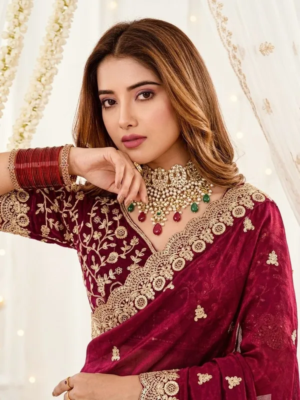 FLUIT_LESVETEMENTS_Embroidered_Bollywood_Satin_Saree_with_Unstitched_Blouse_(Red)
