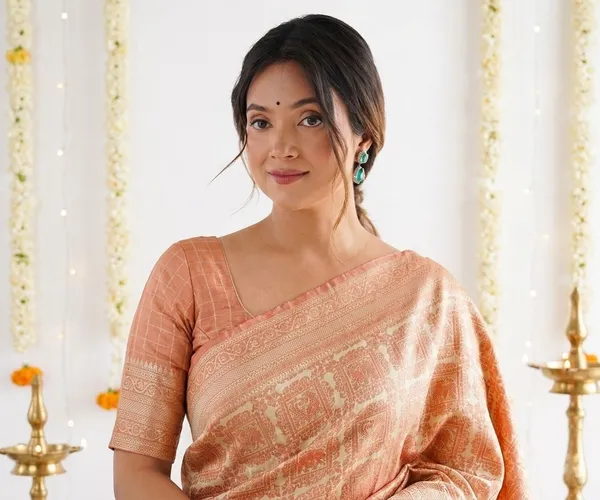 FLUIT_LESVETEMENTS_Self_Design_Kanjivaram_Jacquard_Saree_with_Unstitched_Blouse_(Orange)