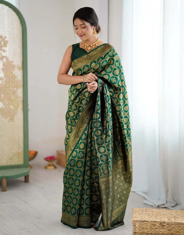 FLUIT_LESVETEMENTS_Self_Design_Kanjivaram_Jacquard_Saree_with_Unstitched_Blouse_(Dark_Green)