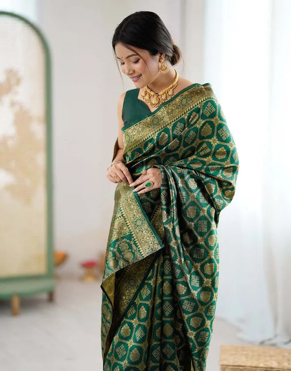 FLUIT_LESVETEMENTS_Self_Design_Kanjivaram_Jacquard_Saree_with_Unstitched_Blouse_(Dark_Green)