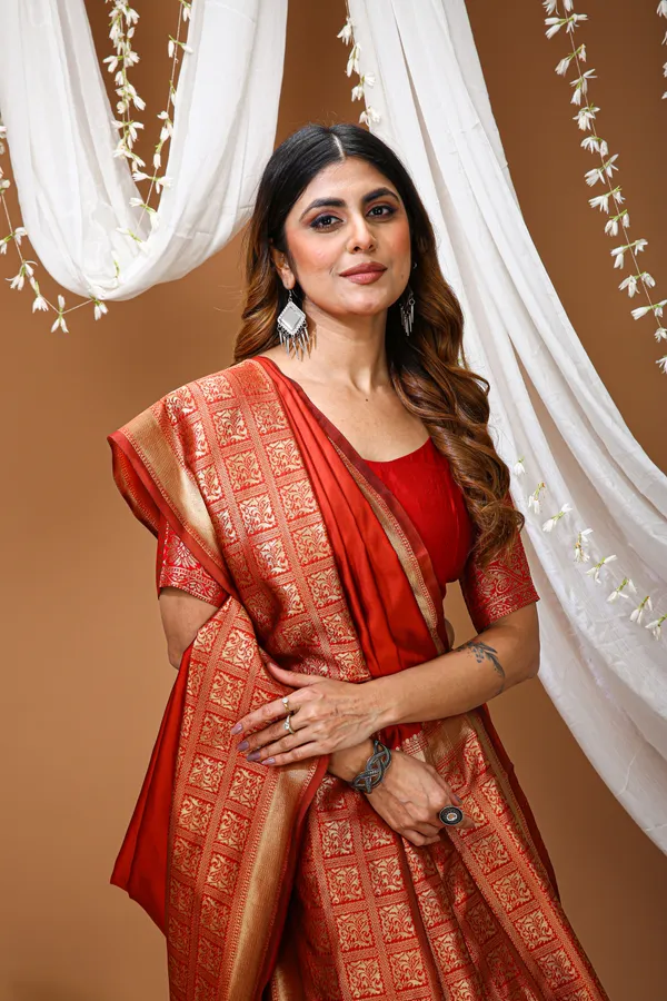 FLUIT_LESVETEMENTS_Self_Design_Kanjivaram_Jacquard_Saree_with_Unstitched_Blouse_(Red)