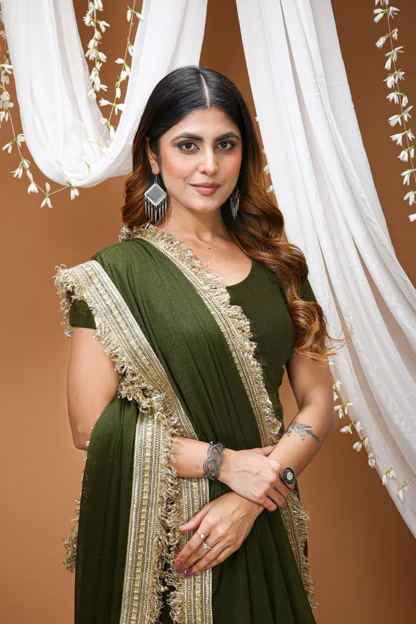FLUIT_LESVETEMENTS_Solid_Bollywood_Georgette_Saree_with_Unstitched_Blouse_(Dark_Green)