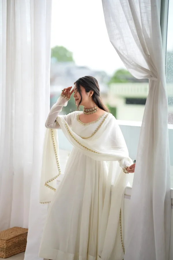 Ivory_Elegance_Anarkali_Suit_Set_For_Women