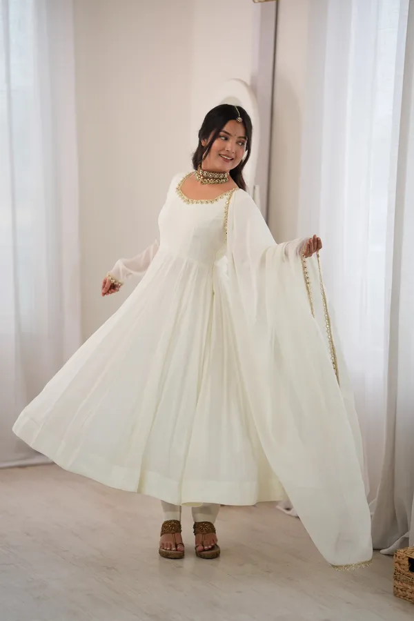 Ivory_Elegance_Anarkali_Suit_Set_For_Women
