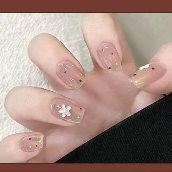 Delicate_Daisy_Press_On_Nails_Nude_With_White_Floral_Accents