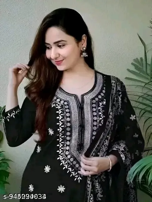 Black_Embroidered_Kurta_for_Women