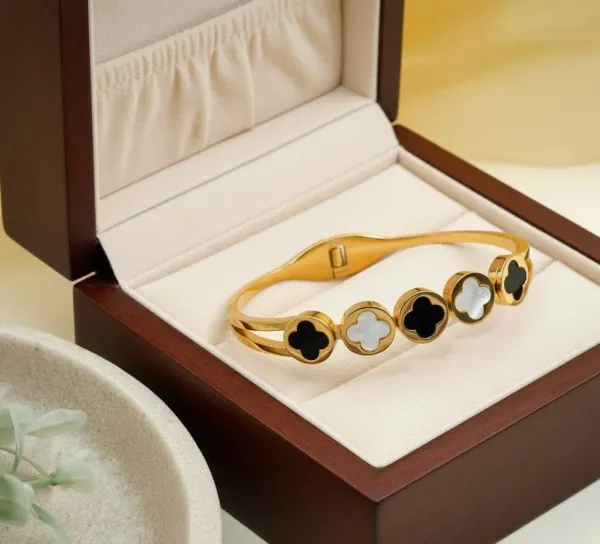 Gold_Plated_Stainless_Steel_Clover_Themed__Bangle_Style_Bracelet