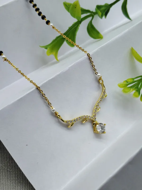 Curved_Diamond_Style_Pendant_Mangalsutra