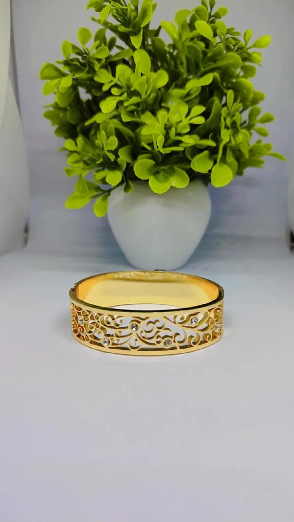 Vintage_Inspired_Filigree_Gold_Bangle