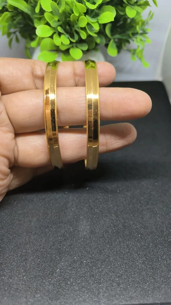 Unisex_Classic_Gold_Finish_Minimal_Kada