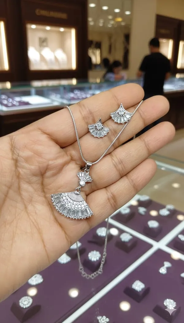 Sparkling_Fan_Design_Diamond_Pendant_Set