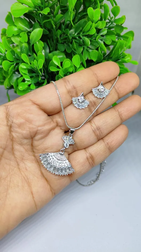 Sparkling_Fan_Design_Diamond_Pendant_Set
