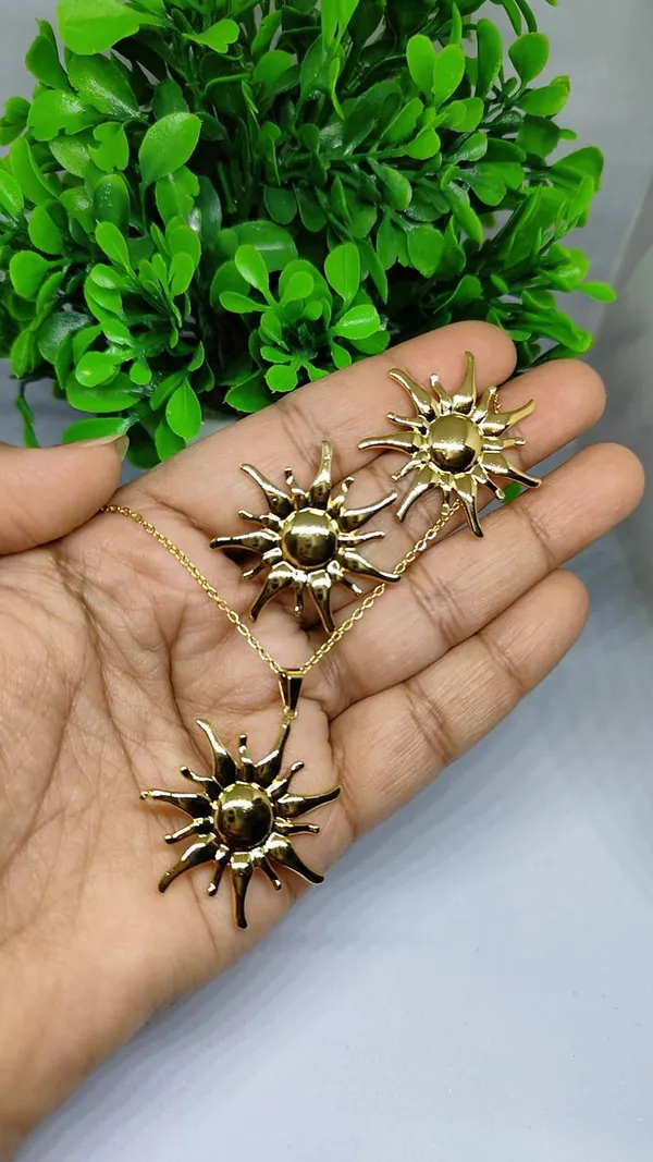 Golden_Sunburst_Pendant_Set