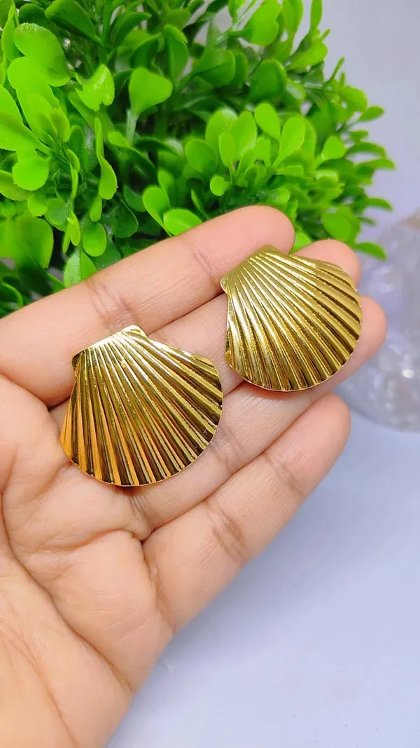 Golden_Shell_Stud_Earrings