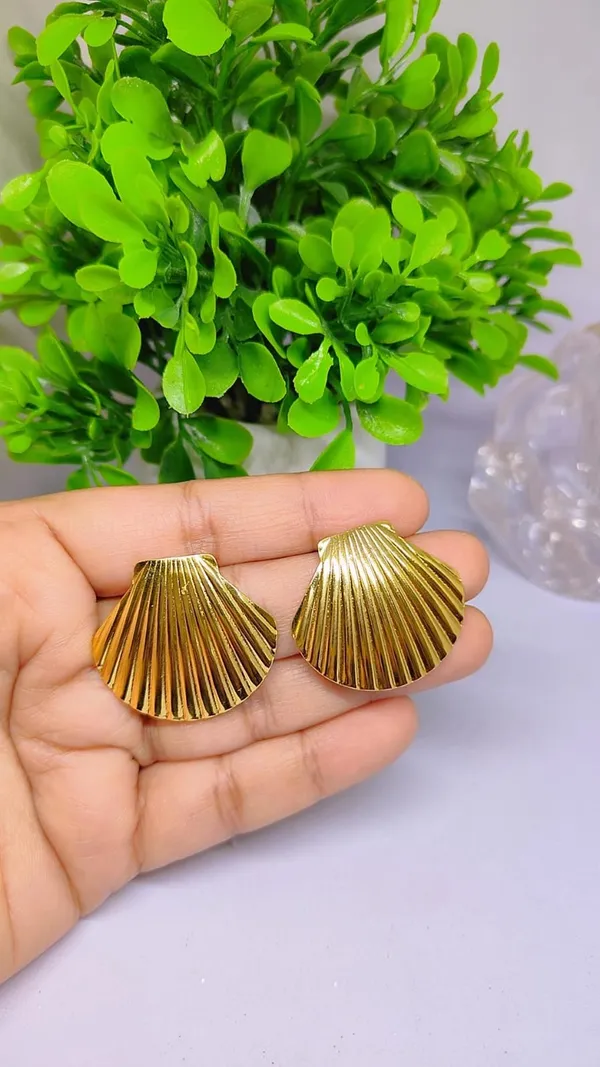 Golden_Shell_Stud_Earrings